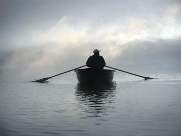 rowboat-man-sea_si